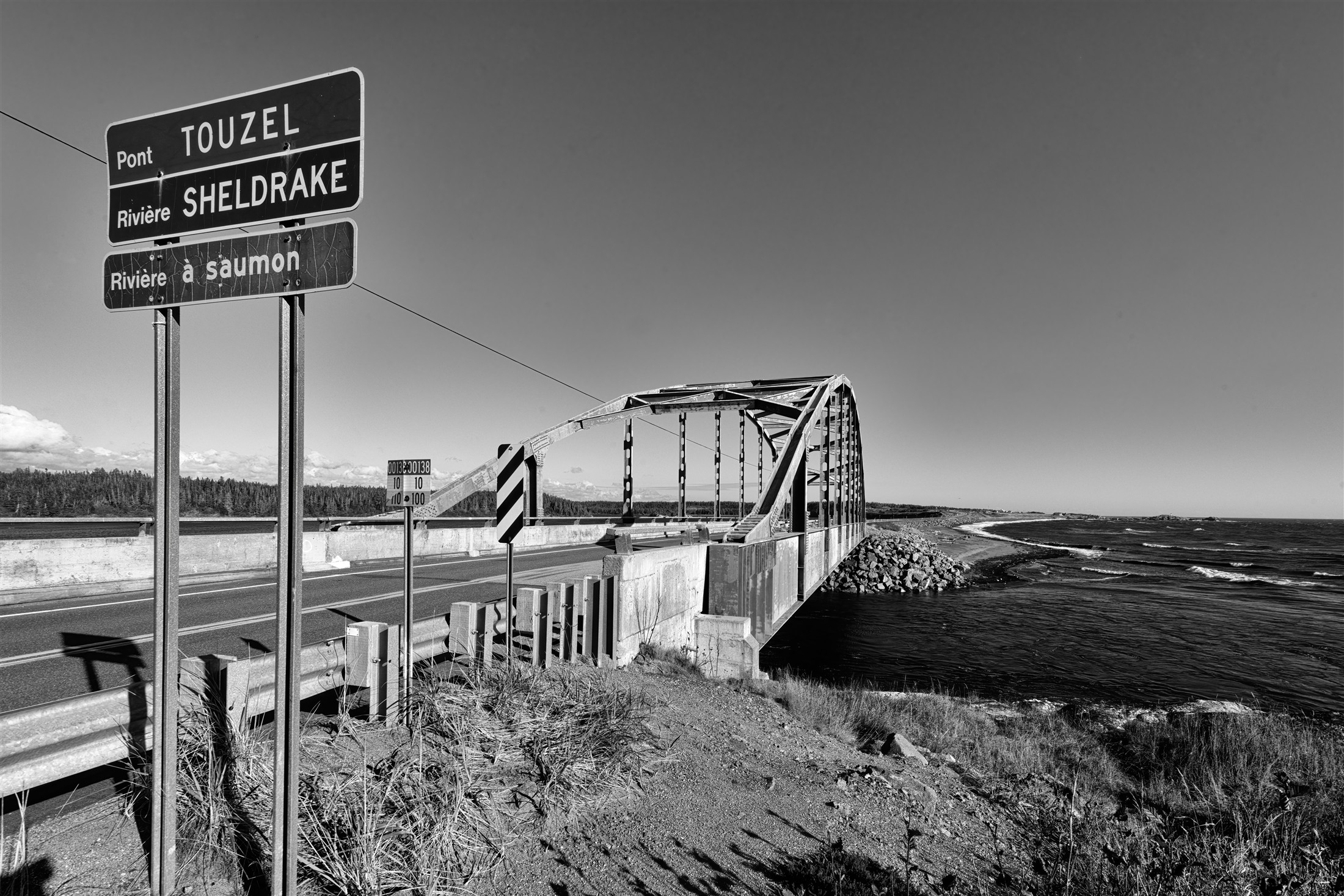 Le pont Touzel et son panneau d’identification à l’entrée de la rivière Sheldrake