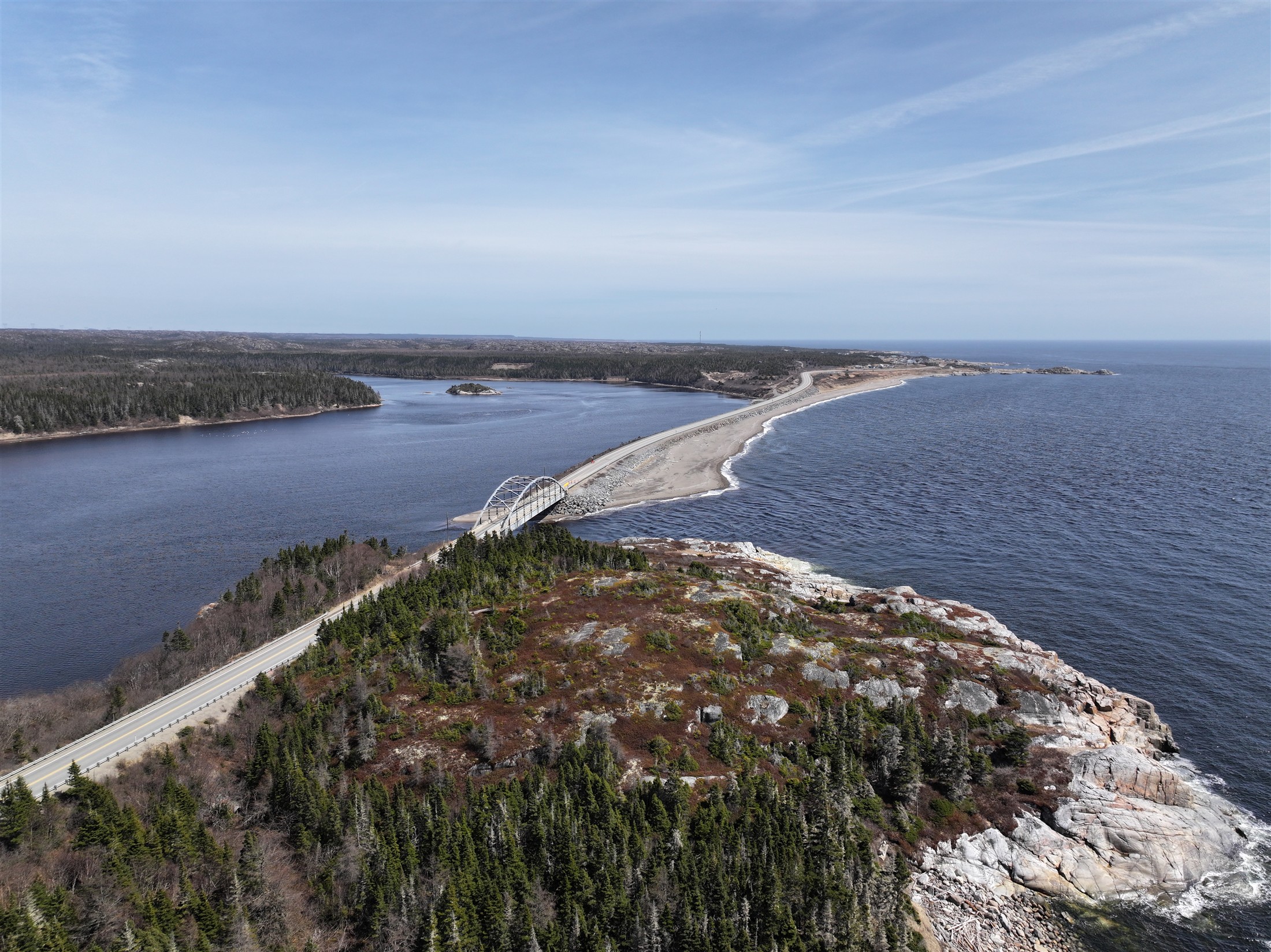 Vue aérienne de l’estuaire de la rivière Sheldrake, du pont Touzel et de la route 138